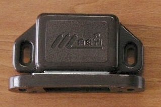 Sklapka magnetická MC 01B hnědá-PP (S 010986) - Kliky, okenní a dveřní kování, panty Uzávěry, sklapky, kování bednové
